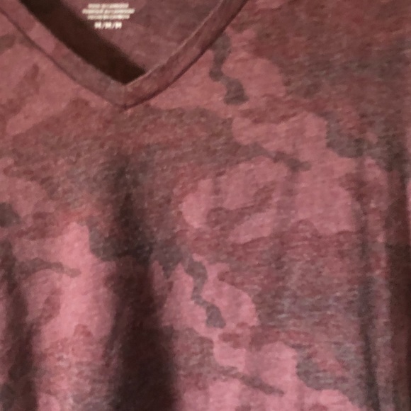 American Eagle maroon camo shirt - Picture 2 of 3